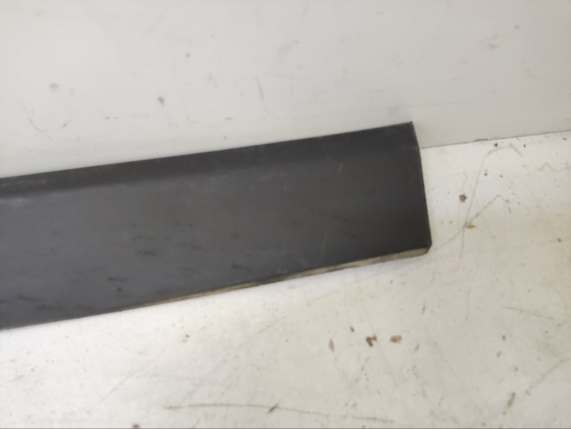 Накладка двери передней правой