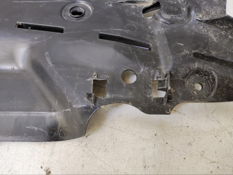 Кожух замка капота