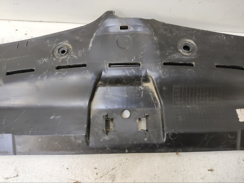 Кожух замка капота