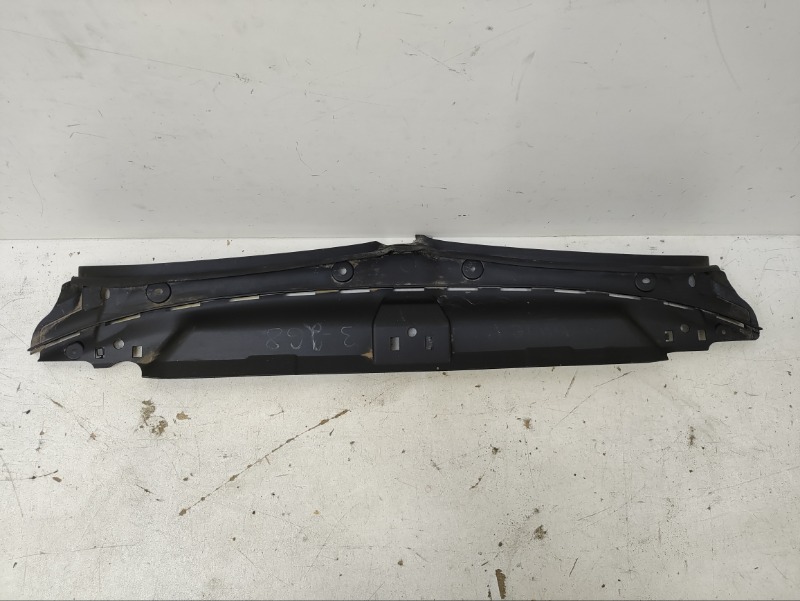 Кожух замка капота