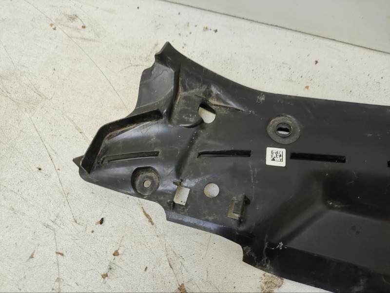 Кожух замка капота