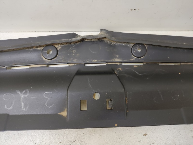 Кожух замка капота