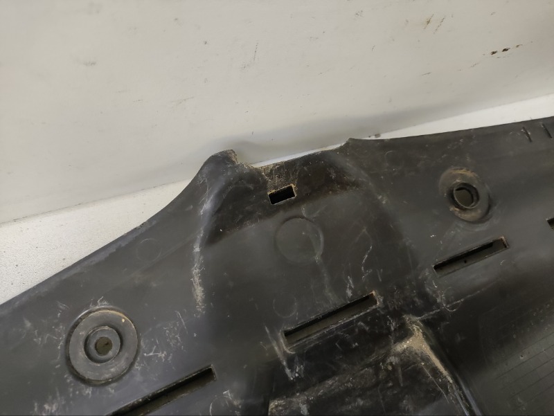 Кожух замка капота