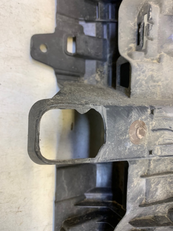 Кронштейн решетки радиатора