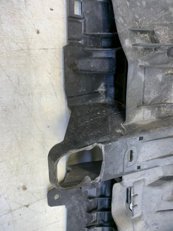 Кронштейн решетки радиатора