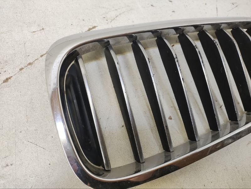 Решетка радиатора левая