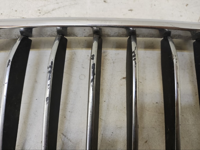 Решетка радиатора левая