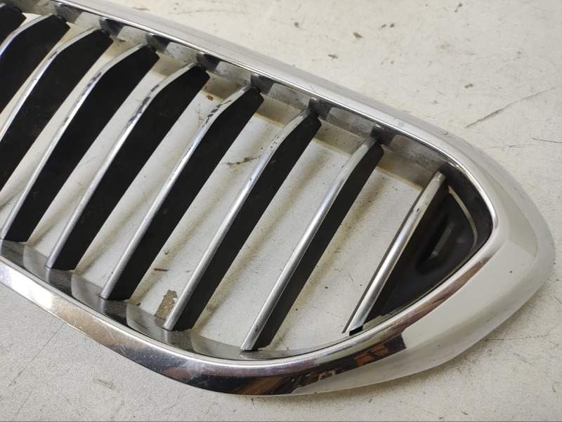 Решетка радиатора левая