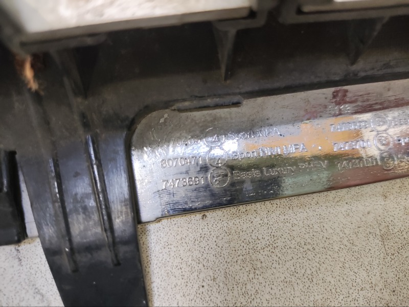 Решетка радиатора левая