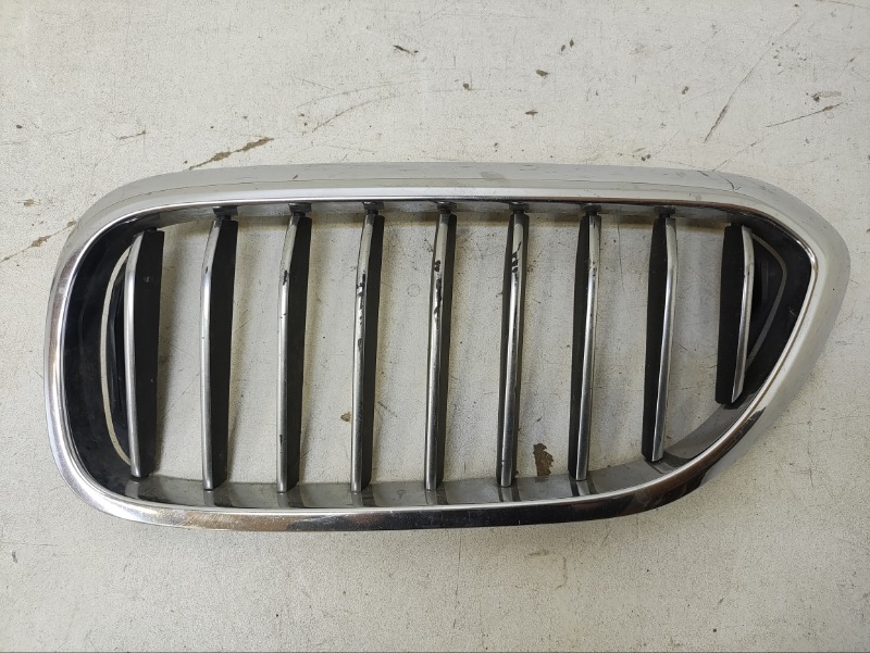 Решетка радиатора левая