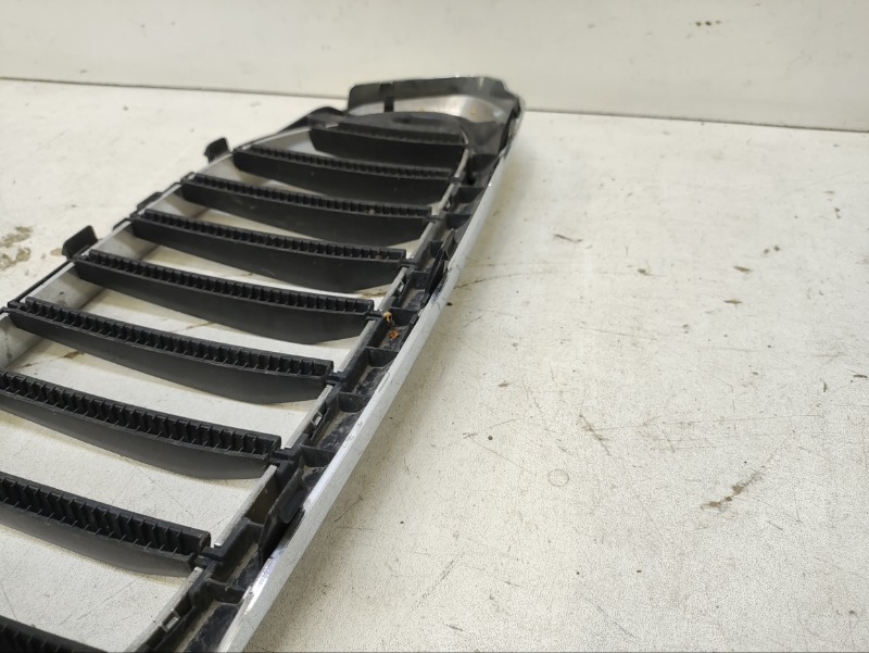 Решетка радиатора левая