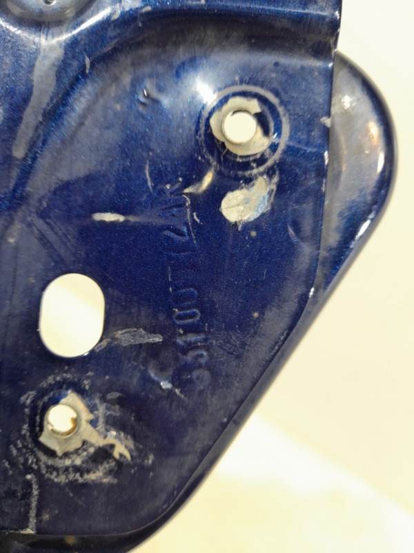 Крыло переднее правое