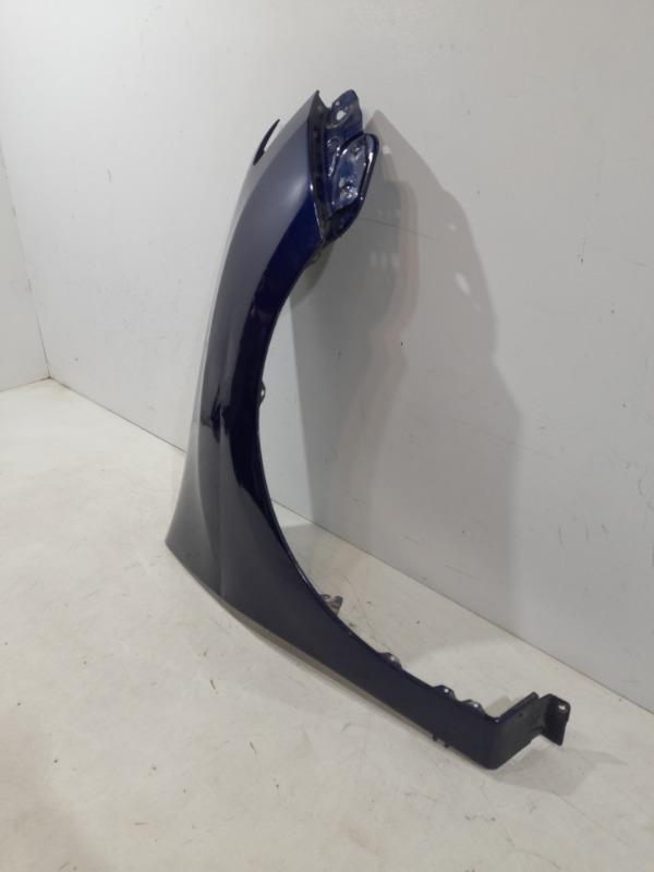 Крыло переднее правое