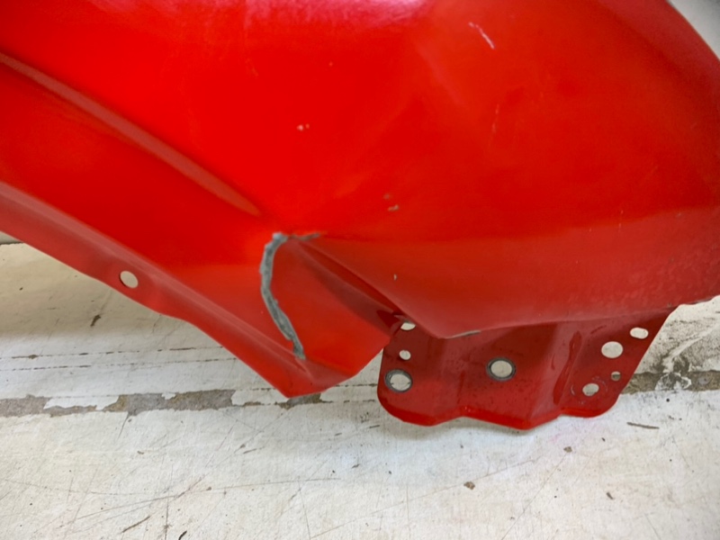 Крыло переднее правое