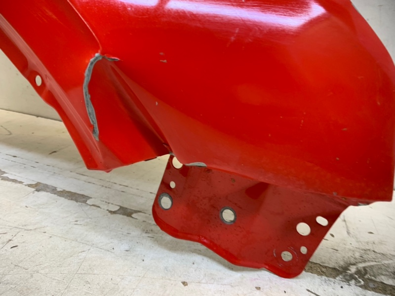 Крыло переднее правое