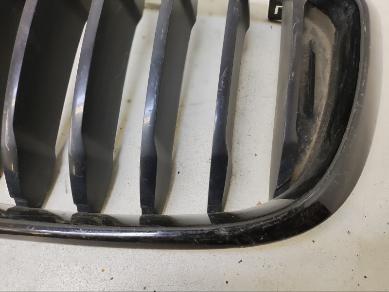 Решетка радиатора левая