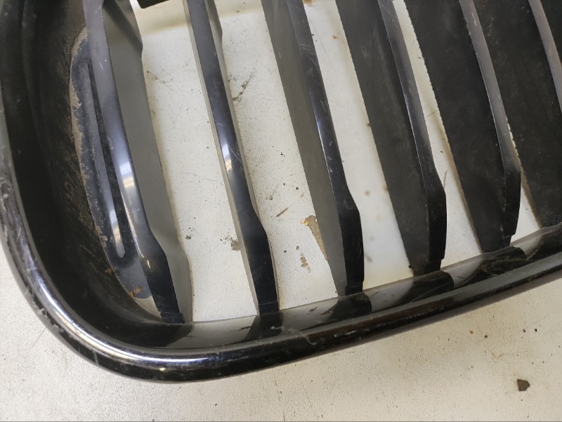 Решетка радиатора левая