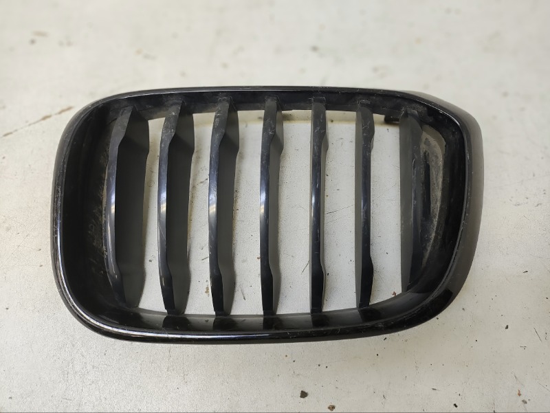 Решетка радиатора левая