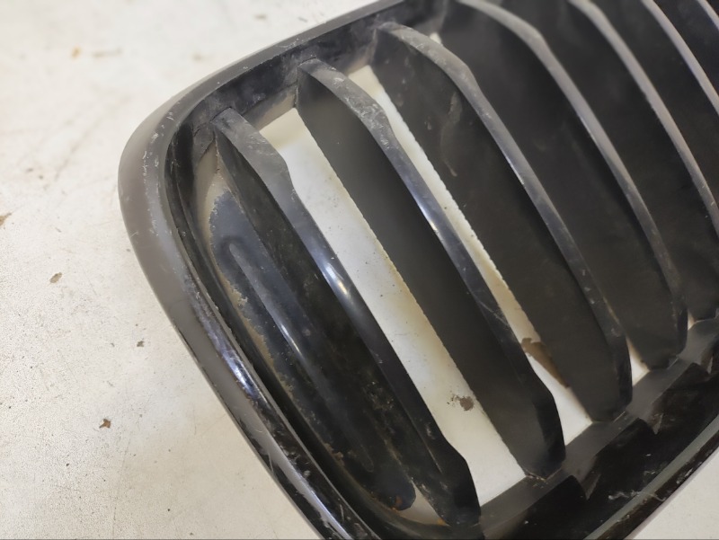 Решетка радиатора левая