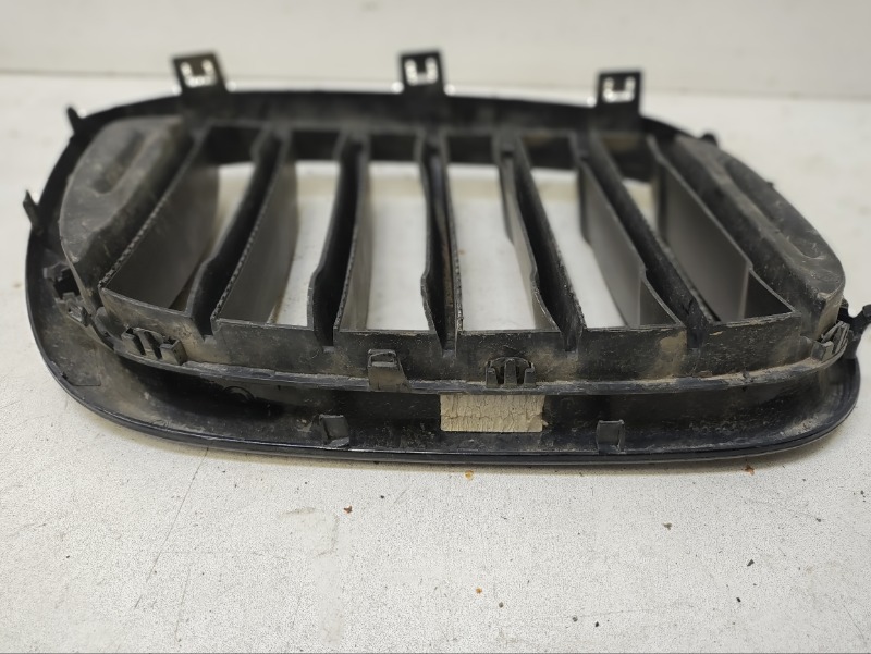 Решетка радиатора левая