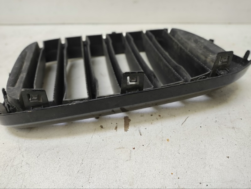 Решетка радиатора левая