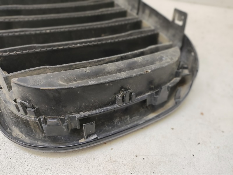 Решетка радиатора левая