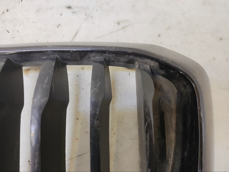 Решетка радиатора левая