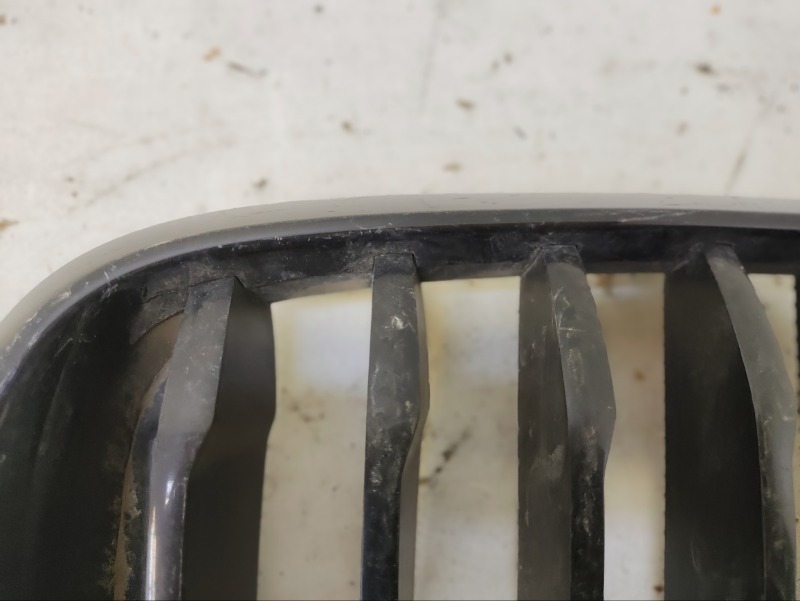 Решетка радиатора левая