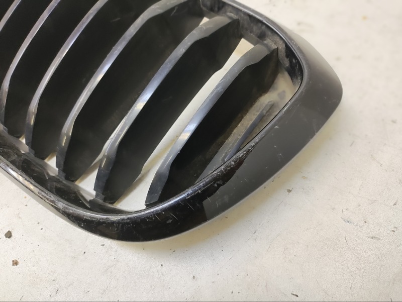 Решетка радиатора левая