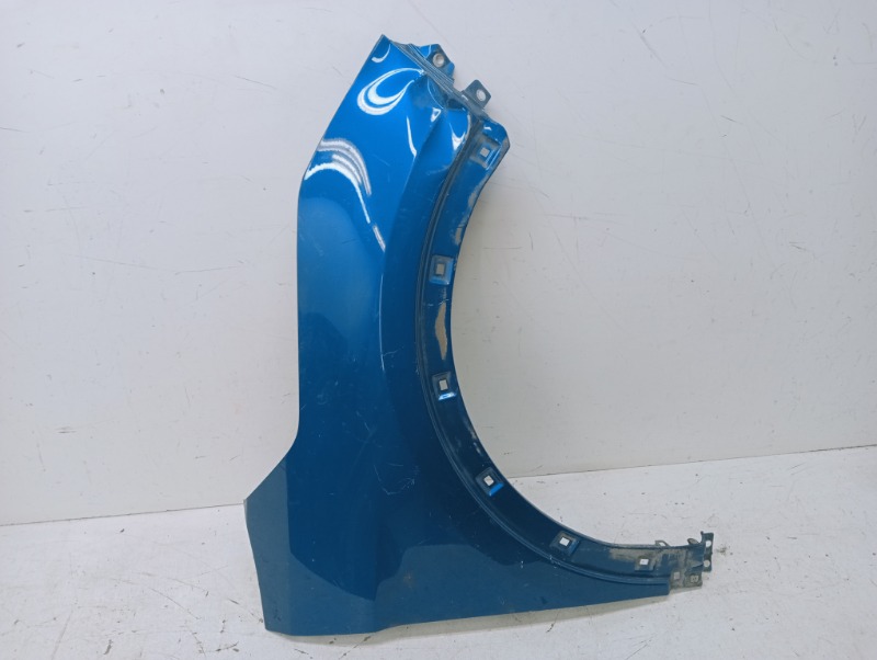 Крыло переднее правое