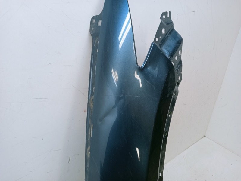 Крыло переднее правое