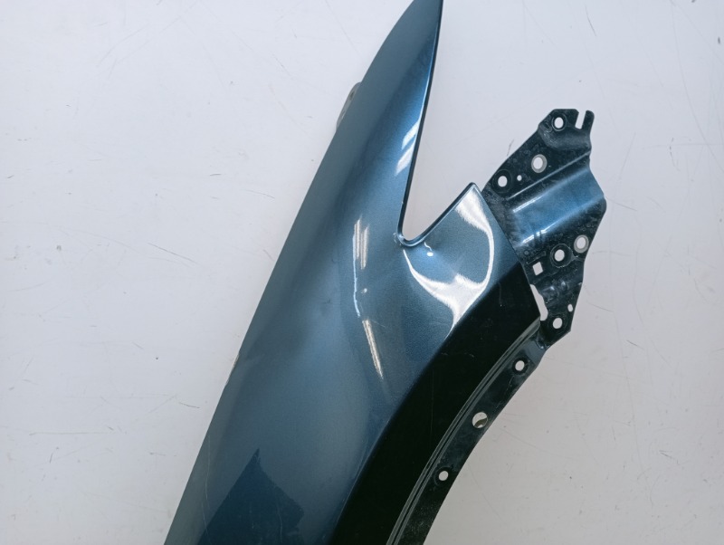 Крыло переднее правое