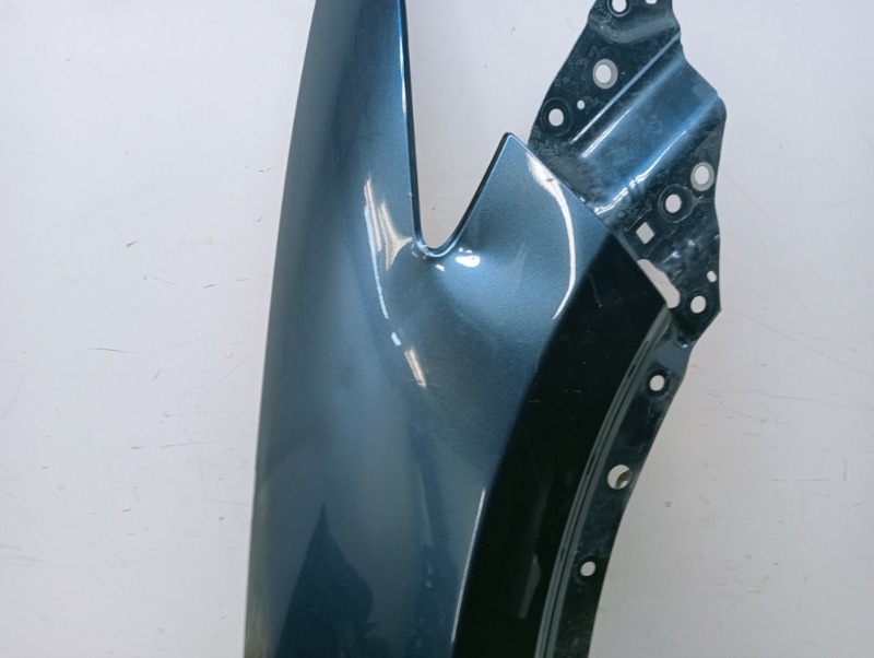 Крыло переднее правое