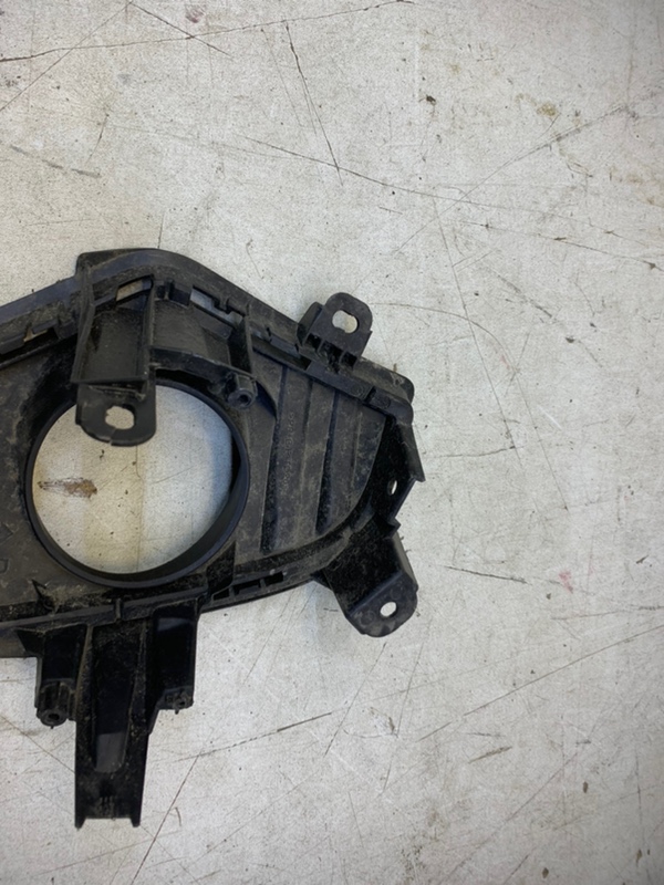 Рамка противотуманной фары правой