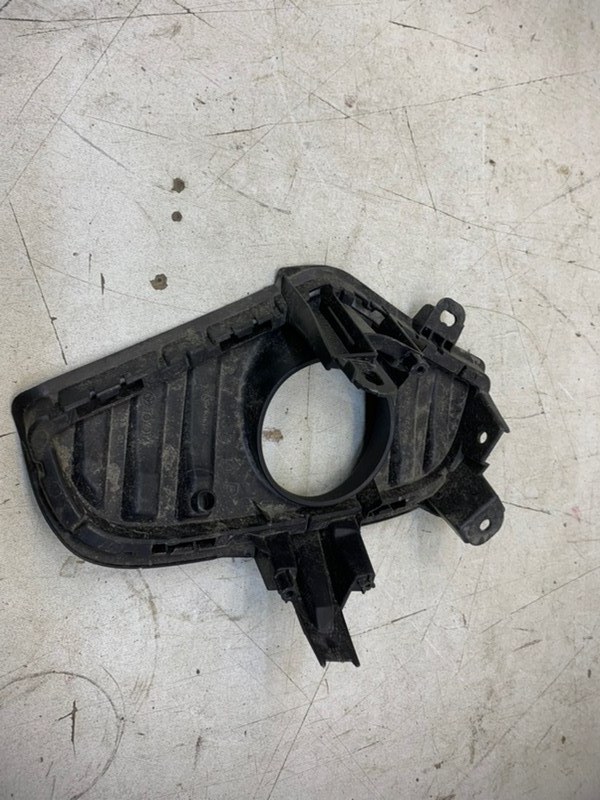 Рамка противотуманной фары правой