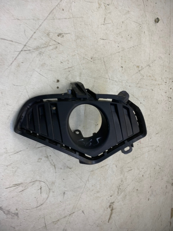 Рамка противотуманной фары правой