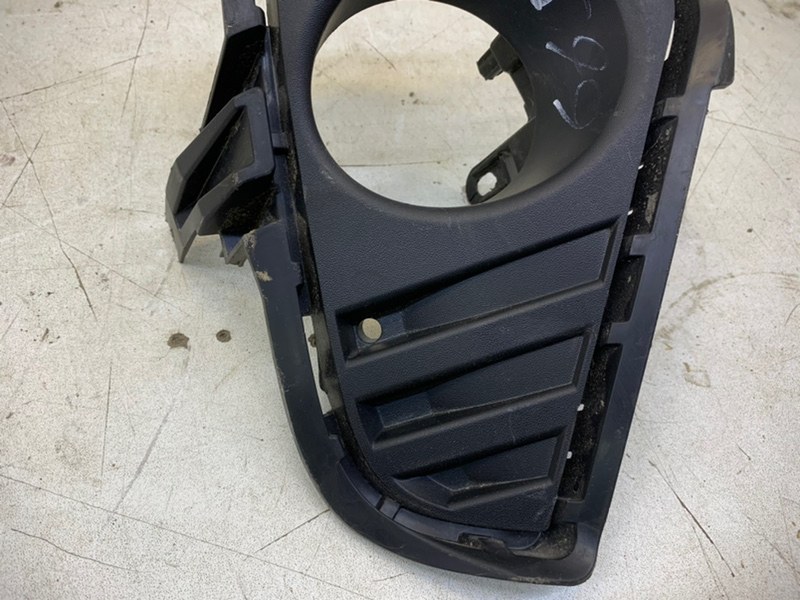 Рамка противотуманной фары правой