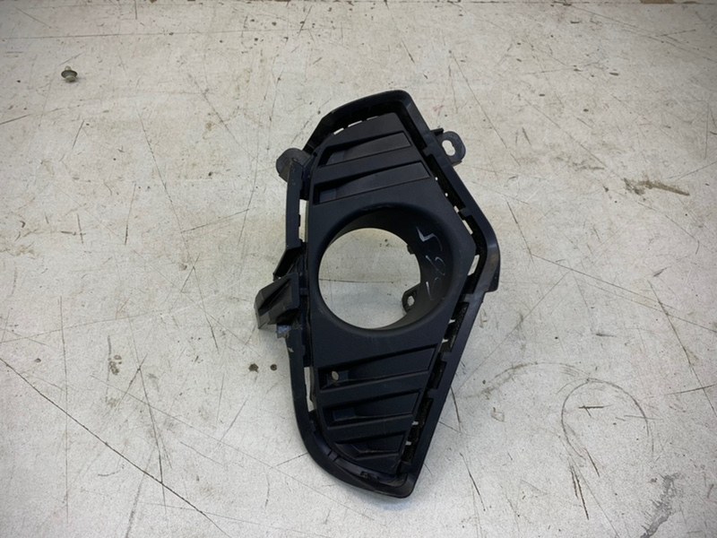 Рамка противотуманной фары правой