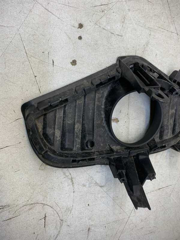 Рамка противотуманной фары правой