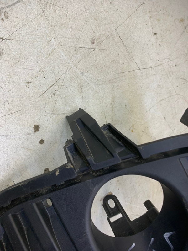 Рамка противотуманной фары правой