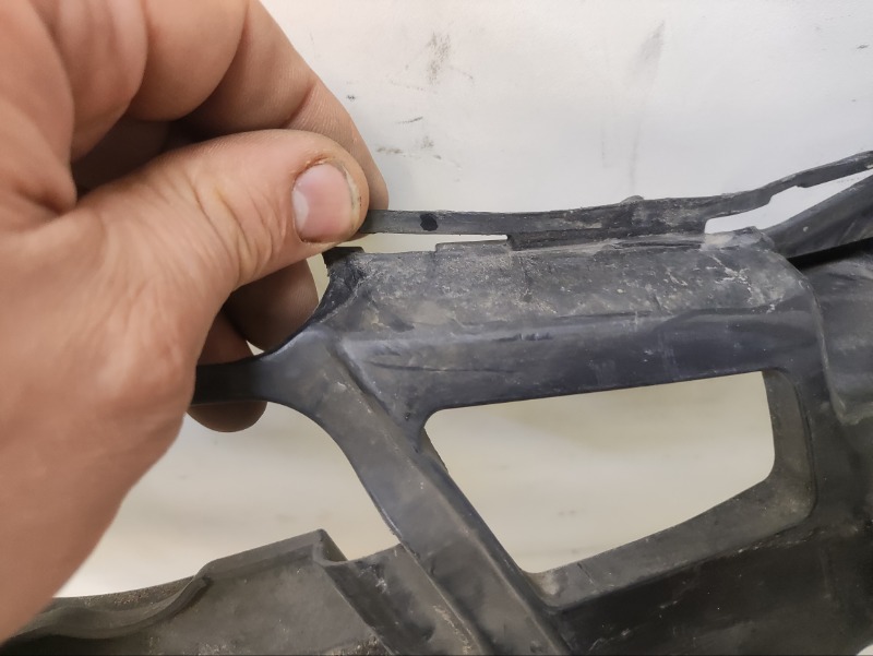 Кронштейн переднего бампера правый