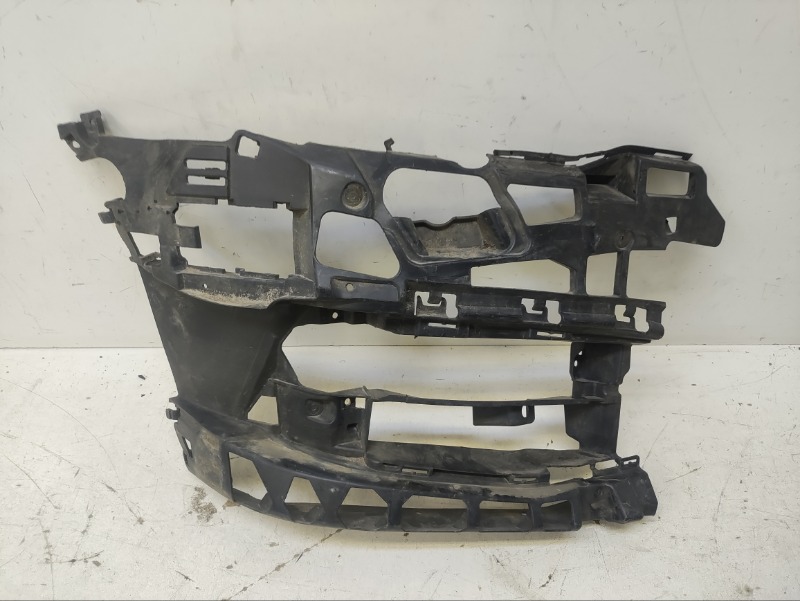 Кронштейн переднего бампера правый