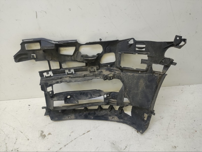 Кронштейн переднего бампера правый