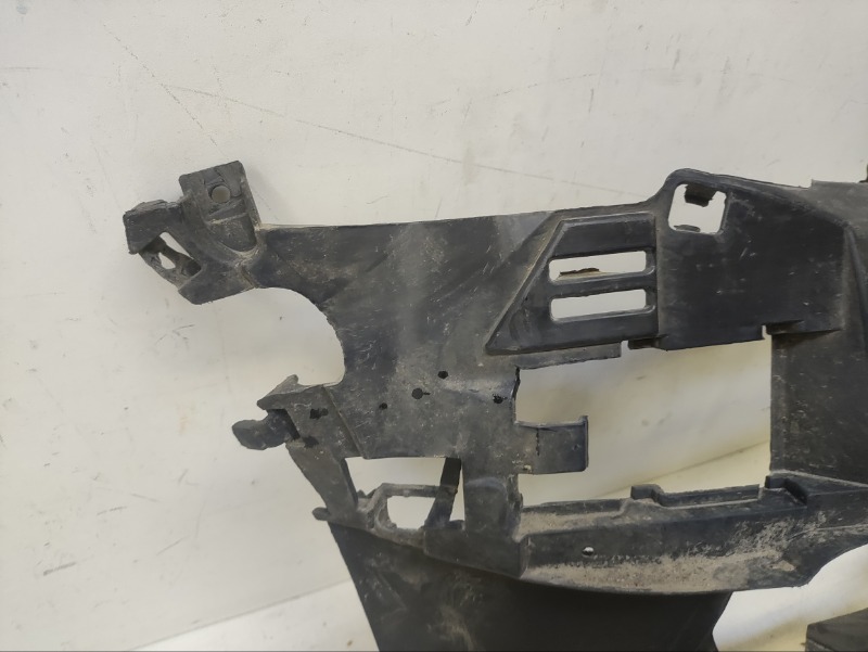 Кронштейн переднего бампера правый