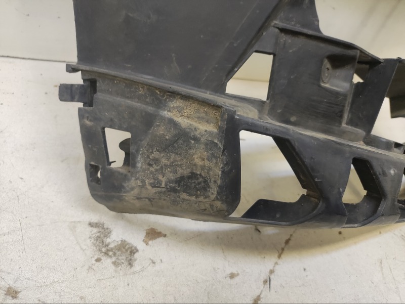 Кронштейн переднего бампера правый