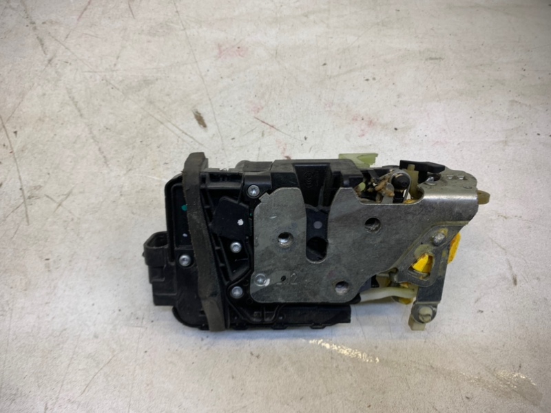 Замок двери задней левой