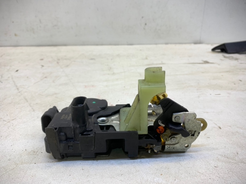 Замок двери задней левой