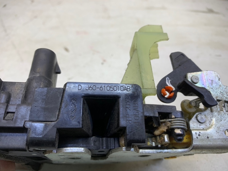 Замок двери задней левой