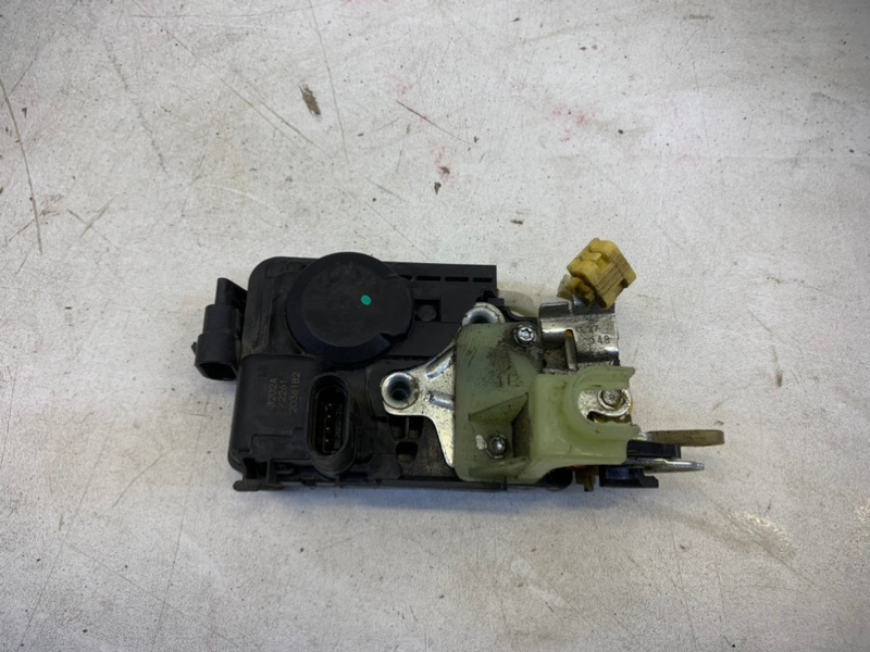 Замок двери задней левой