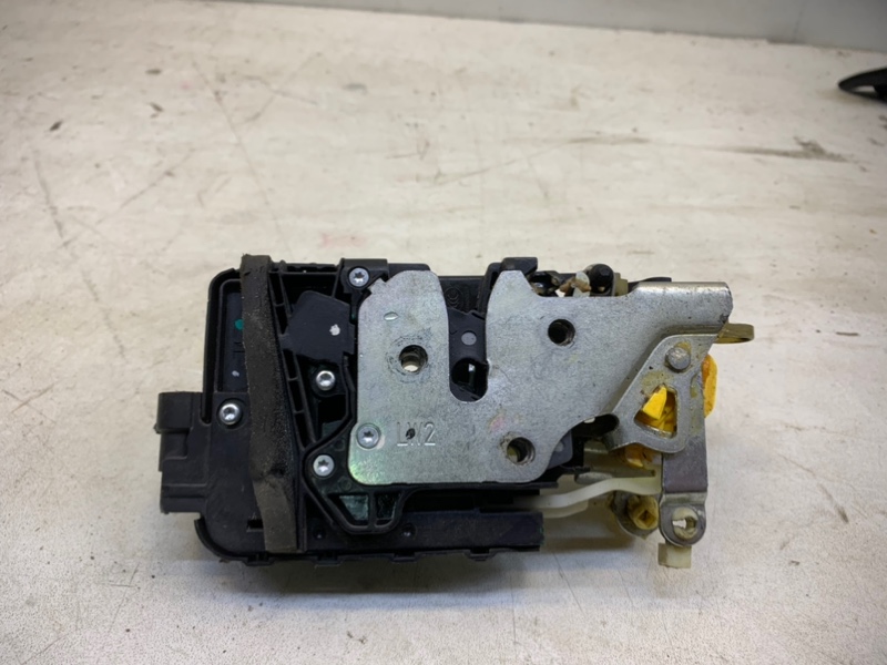 Замок двери задней левой